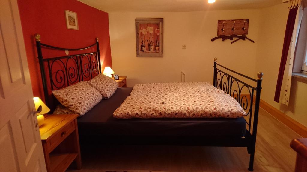 Ferienhaus Vom Bahratal Hausen Екстериор снимка